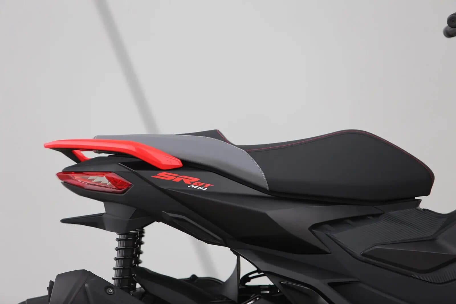 אופנוע אפריליה SR GT 200 - תמונה 3