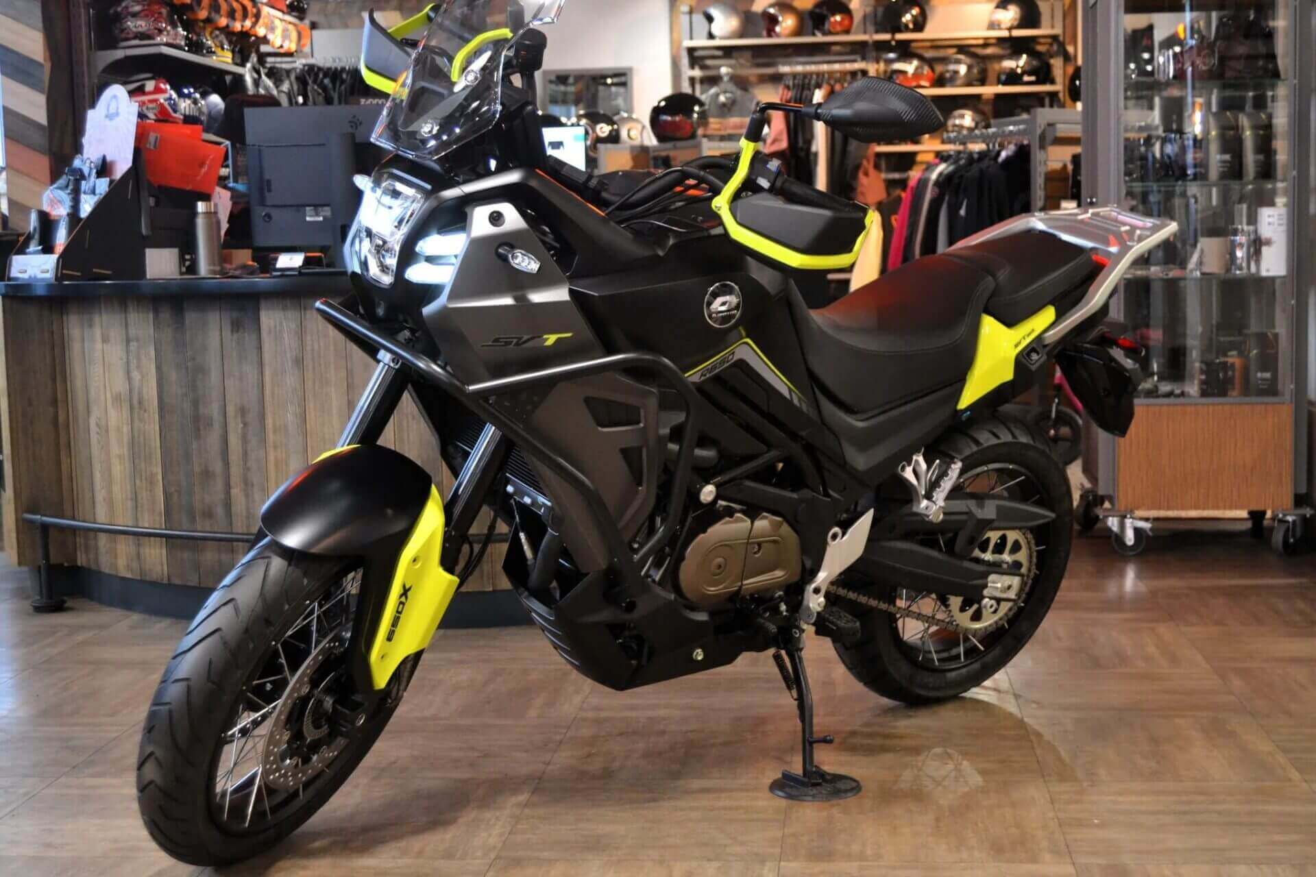 קיו גי מוטורס SVT650 - Adventure | QJMOTOR - מבט אחורי