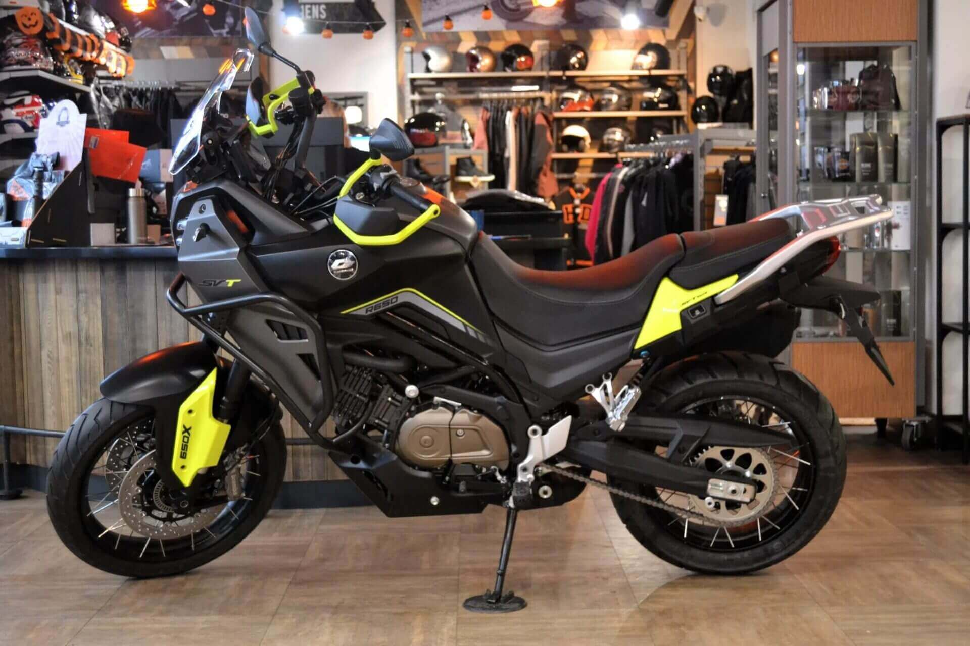 קיו גי מוטורס SVT650 - Adventure | QJMOTOR - מבט קדמי
