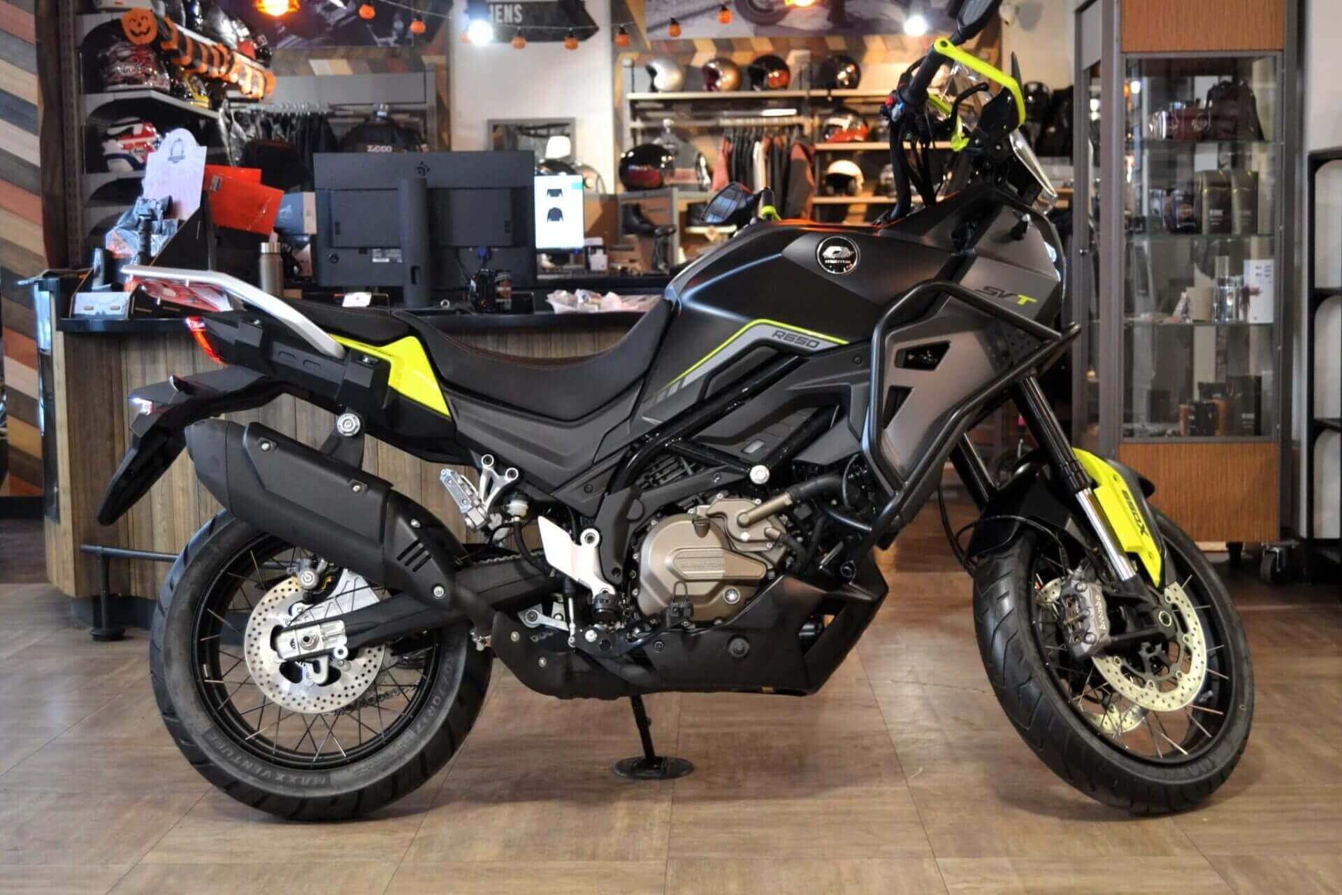 אופנוע קיו.ג׳יי מוטור SVT650 - תמונה 1