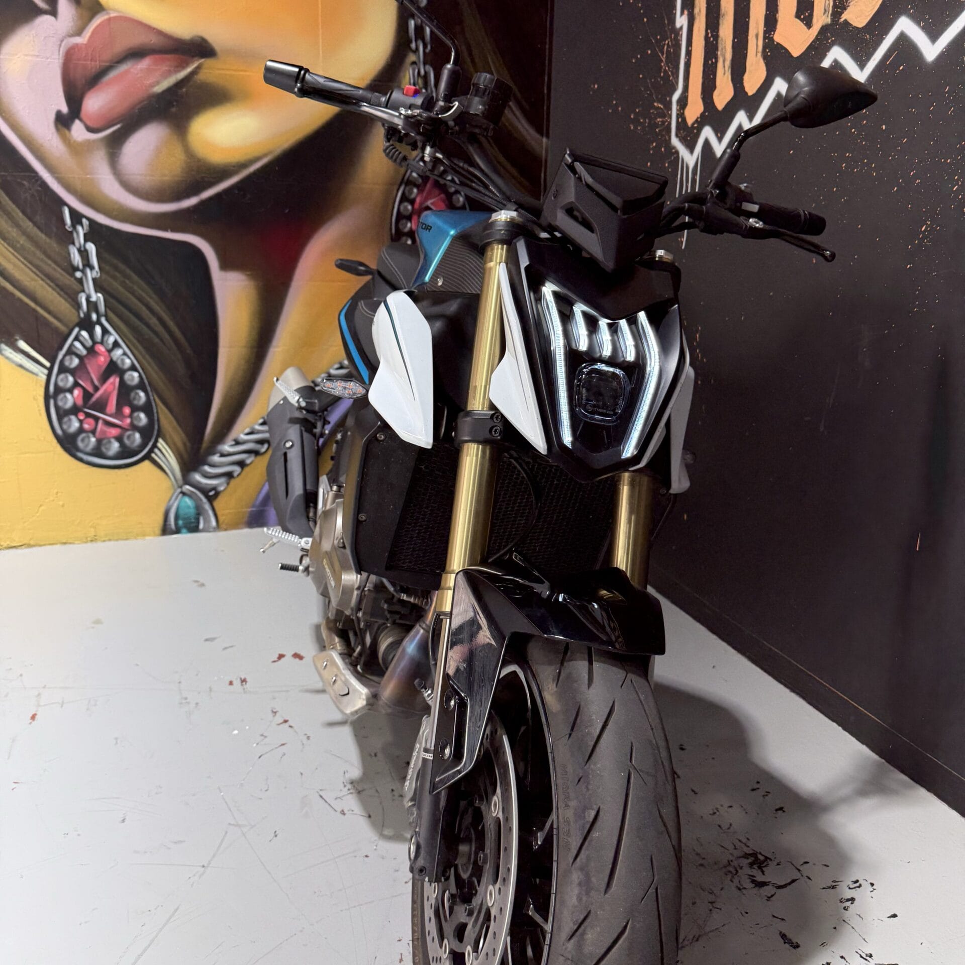 אופנוע קיו.ג׳יי מוטור SRK 600 - תמונה 1
